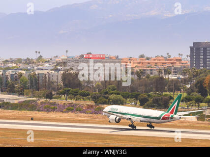 Los Angeles, Kalifornien, USA - 22. Mai 2019: Eine Alitalia Flugzeug landet auf der Piste am Los Angeles International Airport (LAX). Stockfoto
