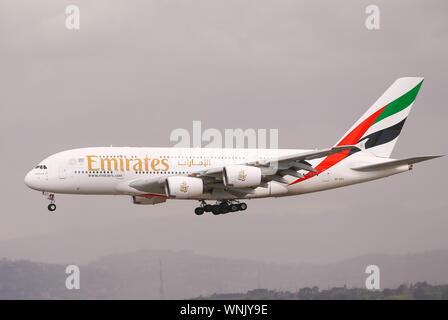 Los Angeles, Kalifornien, USA - 22. Mai 2019: Eine Emirates Airbus A380 landet auf der Los Angeles International Airport (LAX). Es ist bewölkt und regnerisch. Stockfoto