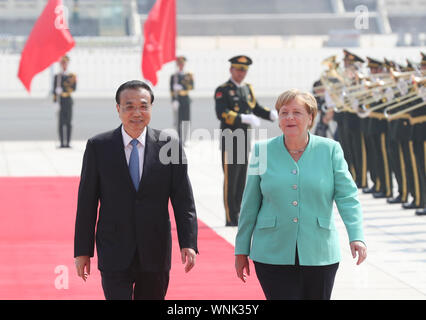 Peking, China. 6. Sep 2019. Chinesische Ministerpräsident Li Keqiang hält eine Begrüßungszeremonie für den Besuch der deutschen Bundeskanzlerin Angela Merkel vor ihrer Gespräche in Beijing, die Hauptstadt Chinas, Sept. 6, 2019. Credit: Yao Dawei/Xinhua/Alamy leben Nachrichten Stockfoto