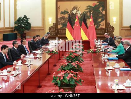 Peking, China. 6. Sep 2019. Chinesische Ministerpräsident Li Keqiang Gespräche mit Besuch der deutschen Bundeskanzlerin Angela Merkel in der Großen Halle des Volkes in Peking, der Hauptstadt von China, Sept. 6, 2019. Credit: Ding Lin/Xinhua/Alamy leben Nachrichten Stockfoto