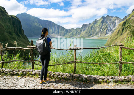 Junge asiatische Mädchen steht allein in der Nähe der Krater des Mount Pinatubo übersehen, den Blick über den grossen Krater See - Mt. Nationalpark Pinatubo, Philippinen Stockfoto