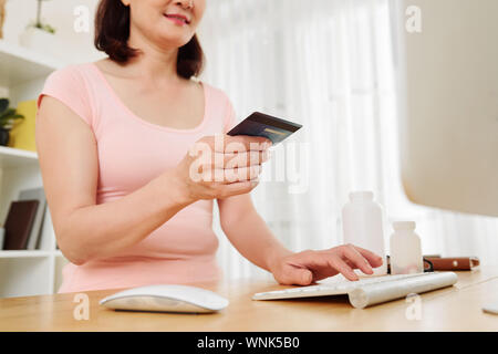7/8 Bild der Frau mit Kreditkarte bei Zahlung für On-line-Konsultation des Arztes Stockfoto