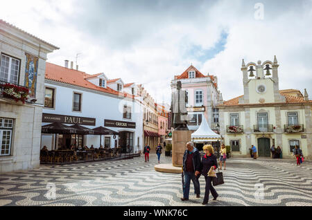 Cascais, Lissabon, Portugal: Menschen an der Dom Pedro I Statue am 5. Oktober. Stockfoto