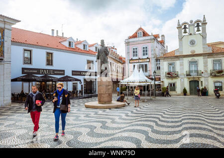 Cascais, Lissabon, Portugal: Menschen an der Dom Pedro I Statue am 5. Oktober. Stockfoto