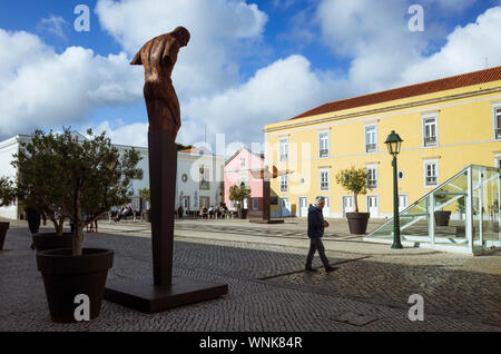 Cascais, Lissabon, Portugal: ein Mann hinter einem Eisernen Skulptur von Rogerio Timoteo im Cidadela Art District innerhalb der Zitadelle von Cascais Stockfoto