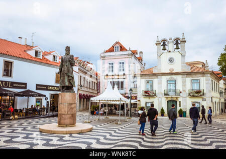 Cascais, Lissabon, Portugal: Menschen an der Dom Pedro I Statue am 5. Oktober. Stockfoto