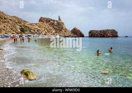 Castell de Ferro-Gualchos, Provinz Granada, Andalusien, Spanien: Menschen schwimmen im La Rijana Strand der Costa Tropical. Stockfoto