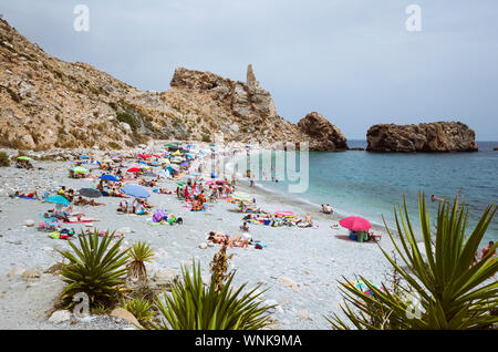 Castell de Ferro-Gualchos, Provinz Granada, Andalusien, Spanien: La Rijana Strand der Costa Tropical, zufällige Personen im Hintergrund. Stockfoto