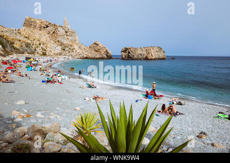 Castell de Ferro-Gualchos, Provinz Granada, Andalusien, Spanien: La Rijana Strand der Costa Tropical, zufällige Personen im Hintergrund. Stockfoto