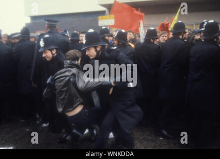 People's March for Jobs 1980s UK Police verhaftet einen Demonstranten, die Socialist Workers Party Red Banner SWP vor der konservativen jährlichen Parteikonferenz, im Brighton Conference Centre, sie waren Teil des Rechts auf Arbeit März 1981 HOMER SYKES Stockfoto