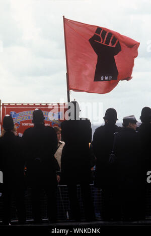 People's March for Jobs 1980s UK Socialist Workers Party (SWP) Banner eine hochgezogene Faust, die geballte Faust auf rotem Hintergrund vor der konservativen jährlichen Parteikonferenz im Brighton Conference Centre. Sie waren Teil des Arbeitsrechts im März 1981 HOMER SYKES Stockfoto