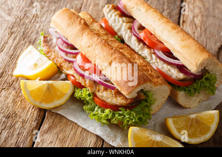 Hot Balik Ekmek fisch Sandwich mit gegrillte Makrele mit Zitrone Nahaufnahme auf dem Tisch serviert. Horizontale Stockfoto