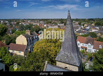 Blick auf East Molesey mit St Mary's Church Spire im Vordergrund. Surrey, Großbritannien. Stockfoto