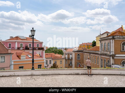 Touristische schaut auf Fliesen- häuser in Alfama von Lissabon Stockfoto