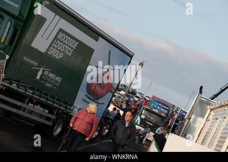 Ein Bild der Nordirischen Air Ambulance an der Seite eines grünen Woodsides Logistics Group Lkw an der Causeway Coast Truckfest2019 gesehen Stockfoto