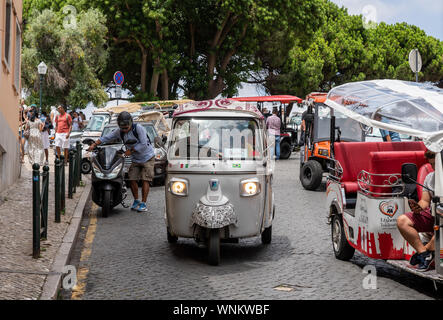 Tuk Tuk Rikschas warten auf Kunden in Alfama Stockfoto