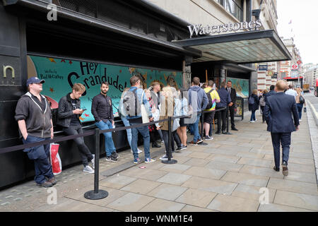 London, England, Großbritannien. September 2019. Unterzeichnung von Sir Paul McCartneys Buch Hey Grandude! Bei Waterstones in London. Fans warten ab 9:00 Uhr in der Schlange auf die Veranstaltung um 16:00 Uhr. Stockfoto