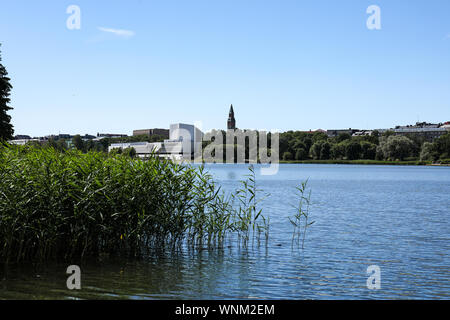 Finlandia-halle am anderen Ende der Töölönlahti Bucht in Helsinki, Finnland Stockfoto