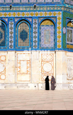 JERUSALEM, ISRAEL - Jan 23, 2011: Zwei muslimische Frauen an der Felsendom auf dem Tempelberg in Jerusalem mit dem Stockfoto