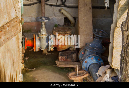 Rusty Pumpen in einer für die Wasserversorgung in der Landwirtschaft vergossen Stockfoto