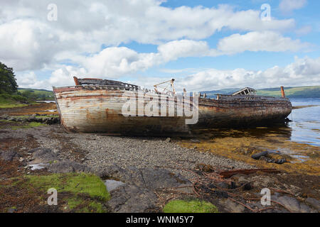 Zwei verlassene Fischerboote am Ufer des Salen Bay, Isle of Mull, Schottland, Großbritannien. Wracks Stockfoto