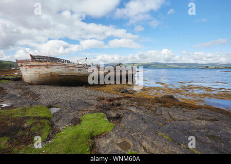 Zwei verlassene Fischerboote am Ufer des Salen Bay, Isle of Mull, Schottland, Großbritannien. Wracks Stockfoto