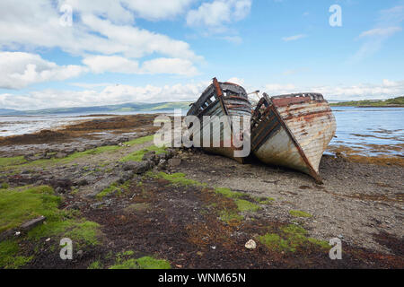 Zwei verlassene Fischerboote am Ufer des Salen Bay, Isle of Mull, Schottland, Großbritannien. Wracks Stockfoto