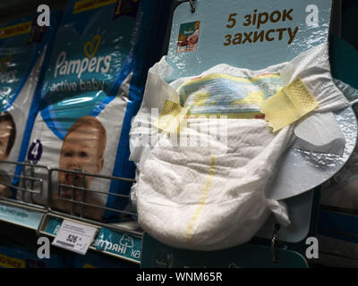 Kiew, Ukraine. 2. Sep 2019. Pampers Windeln auf einem Regal. Quelle: Igor Golovniov/SOPA Images/ZUMA Draht/Alamy leben Nachrichten Stockfoto