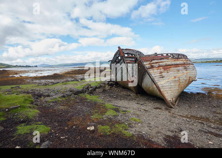 Zwei verlassene Fischerboote am Ufer des Salen Bay, Isle of Mull, Schottland, Großbritannien. Wracks Stockfoto