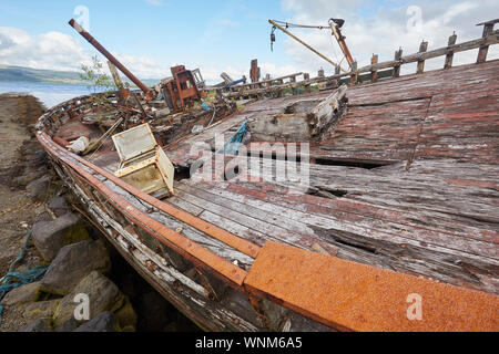 Zwei verlassene Fischerboote am Ufer des Salen Bay, Isle of Mull, Schottland, Großbritannien. Wracks Stockfoto