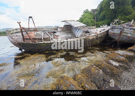 Zwei verlassene Fischerboote am Ufer des Salen Bay, Isle of Mull, Schottland, Großbritannien. Wracks Stockfoto