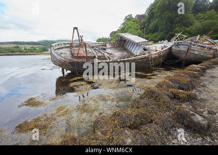 Zwei verlassene Fischerboote am Ufer des Salen Bay, Isle of Mull, Schottland, Großbritannien. Wracks Stockfoto