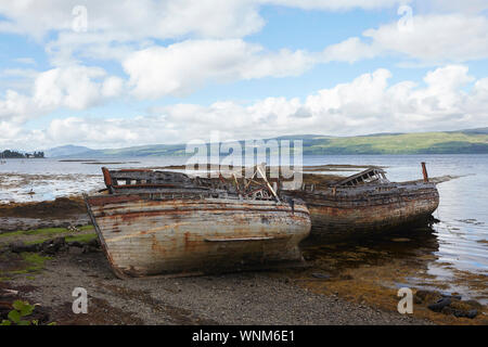 Zwei verlassene Fischerboote am Ufer des Salen Bay, Isle of Mull, Schottland, Großbritannien. Wracks Stockfoto