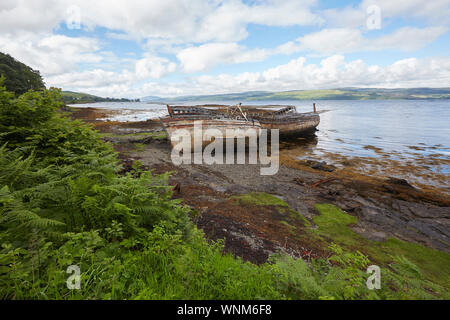 Zwei verlassene Fischerboote am Ufer des Salen Bay, Isle of Mull, Schottland, Großbritannien. Wracks Stockfoto