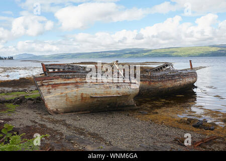 Zwei verlassene Fischerboote am Ufer des Salen Bay, Isle of Mull, Schottland, Großbritannien. Wracks Stockfoto