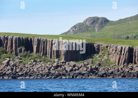 Basalt Säulen vom Loch Na Keal gesehen auf der Isle of Mull, Inneren Hebriden, Schottland, Großbritannien Stockfoto