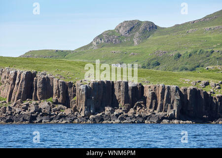 Basalt Säulen vom Loch Na Keal gesehen auf der Isle of Mull, Inneren Hebriden, Schottland, Großbritannien Stockfoto