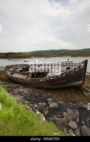 Abgebrochene Fischerboot in der Nähe von Croig, Ugaig, Isle of Mull, Schottland, Großbritannien. Wracks Stockfoto