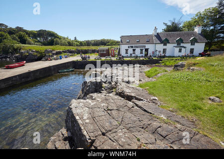 Das Bootshaus Seafood Restaurant und Pub auf der Insel Ulva auf die Insel Mull, Innere Hebriden, Schottland, UK suchen Stockfoto