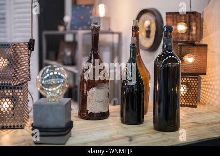 Vier Leeren dunklen Glasflaschen mit Korken. Stockfoto