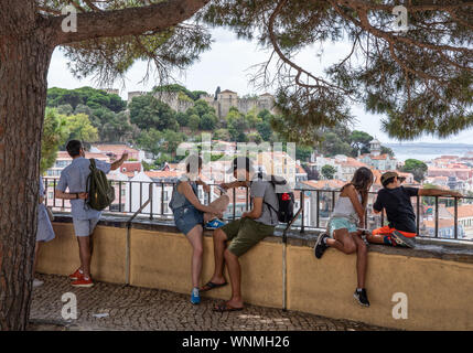 Touristen, die auf der Suche über den Dächern von Lissabon in Portugal Stockfoto