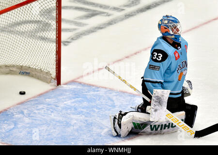 Trinec, Tschechische Republik. 06 Sep, 2019. Goalie von Lahti TOMI KARHUNEN erhält ein Ziel während der Ice Hockey Champions League Gruppe D: HC Ocelari Trinec vs Lahti Pelikane in Trinec, Tschechien, 6. September 2019. Credit: Jaroslav Ozana/CTK Photo/Alamy leben Nachrichten Stockfoto