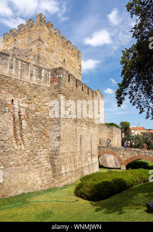 Touristen geben Sie das Schloss von St. George in Lissabon Stockfoto