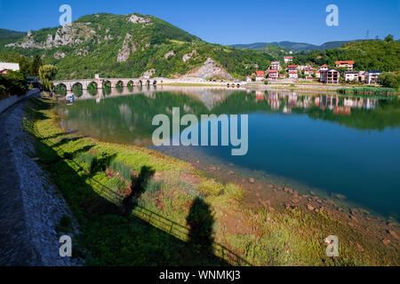 Die alte Brücke über den Fluss Drina in Visegrad (Bosnien und Herzegowina) Stockfoto