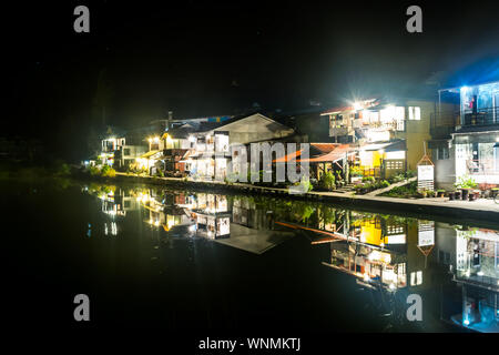 Kanchanaburi, Thailand - Dezember 13, 2017: Nacht Blick von der schönen E-Thong Dorf, Pilok, Thong Pha Phum Nationalpark, Provinz Kanchanaburi. Stockfoto