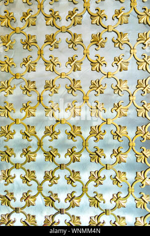 Detaillierte und schönen schmiedeeisernen Muster auf eine Tür, Harlem, New York City, New York, USA Stockfoto