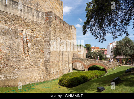 Touristen geben Sie das Schloss von St. George in Lissabon Stockfoto