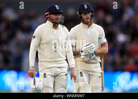 England's Jonny Bairstow (links) und Ben schürt nach Tag 3 des vierten Asche Test im Emirates Old Trafford, Manchester. Stockfoto