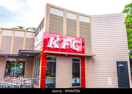 Bandung, Indonesien - Dezember 29, 2018: Blick von KFC oder Kentucky Fried Chicken front Store, einem amerikanischen Fast-Food-Restaurant Kette, die ich spezialisiert. Stockfoto