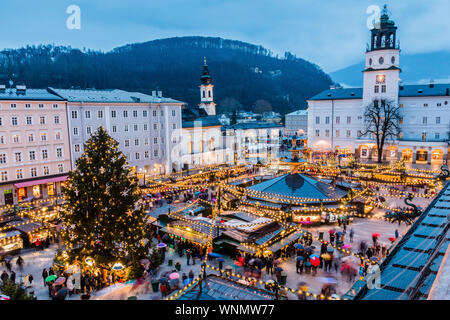 Salzburg, Österreich. Weihnachtsmarkt in der Altstadt von Salzburg. Stockfoto